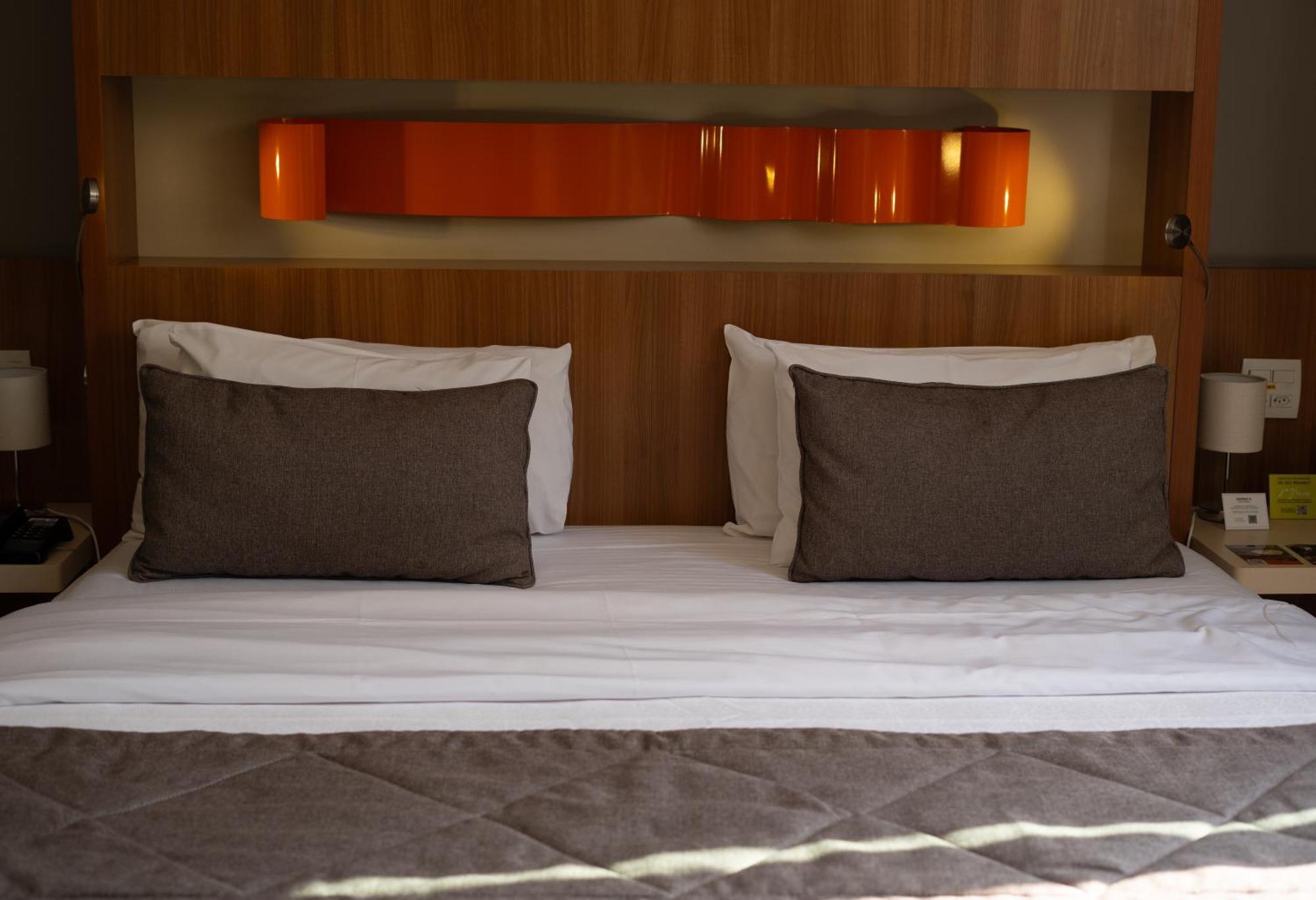 Jade Hotel Brasilia Candangolandia Buitenkant foto A bed with two cushions