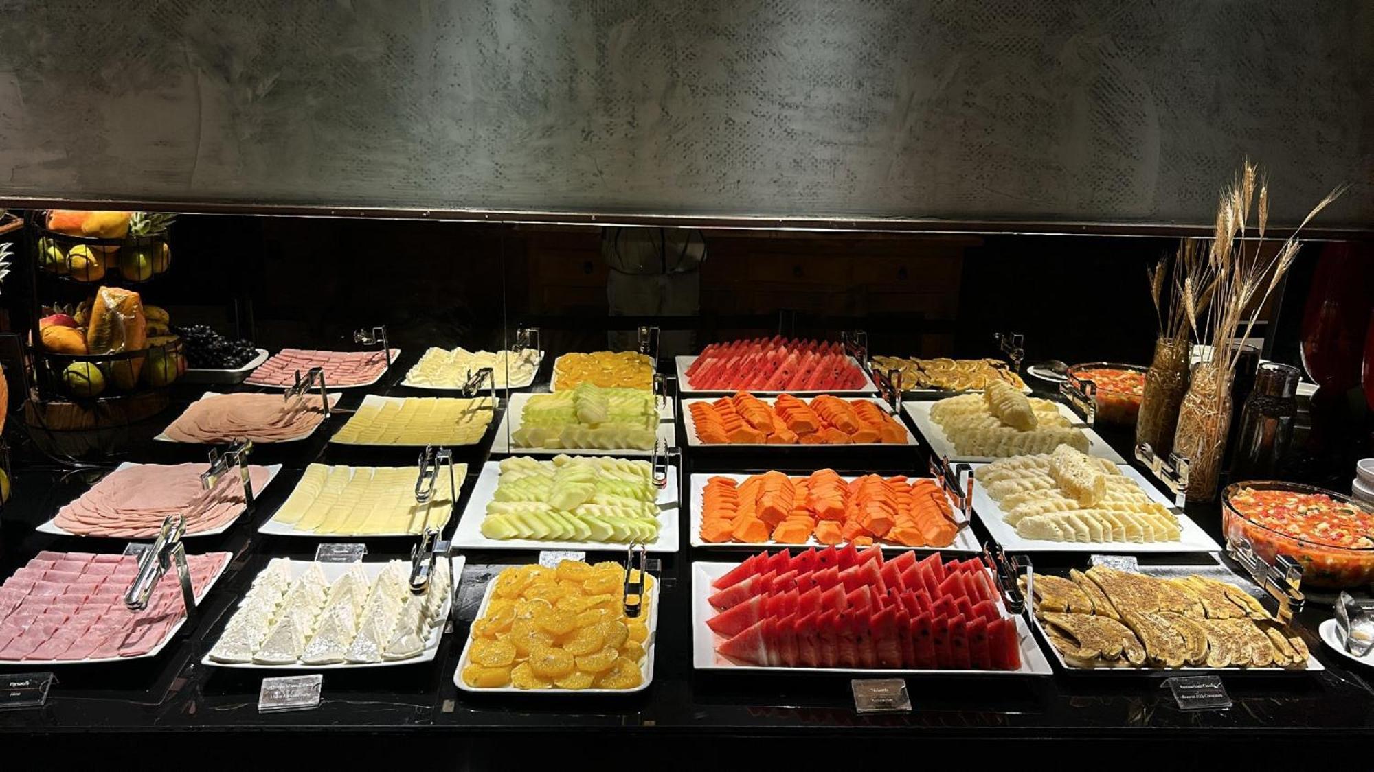 Jade Hotel Brasilia Candangolandia Buitenkant foto A selection of cold cuts at a buffet