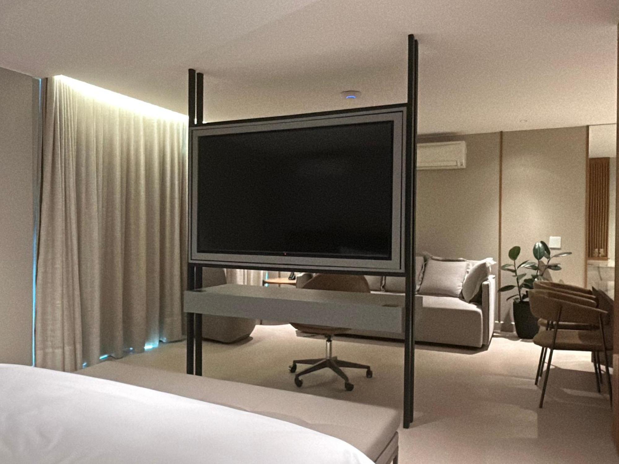 Jade Hotel Brasilia Candangolandia Buitenkant foto A television in a hotel room